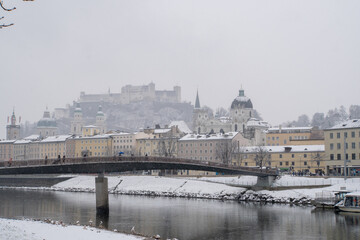 Blick auf die verschneite Stadt Salzburg