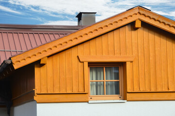 Modernes Holzhaus mit Fassadenverkleidung aus lasiertem Nadelholz, alpine Architektur