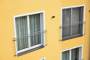 Fototapeta na wymiar Fenstertür mit Französischem Balkon, Sturzsicherungsgeländer an einem modernen Wohnnhaus