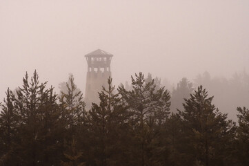 Wieża widokowa we mgle. Kamieniołom w Józefowie na Roztoczu.