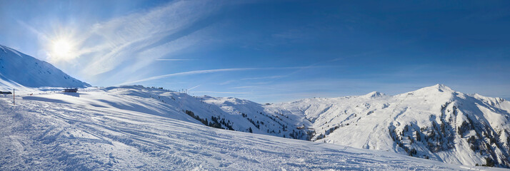 Fototapeta na wymiar Schönes Winterpanorama im Skigebiet Wildkogel bei Bramberg in Österreich.