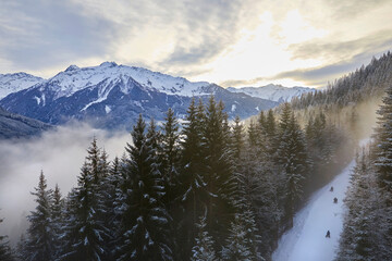 Schönes Winterpanorama im Skigebiet Wildkogel bei Bramberg in Österreich, mit Blick aus einer Gondel auf die Rodelbahn.