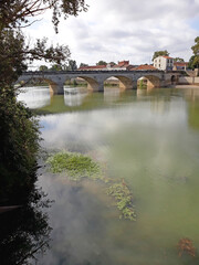 Fototapeta na wymiar Die mittelalterliche Brücke in Béziers, Frankreich, über den Orb. Es ist Sommer. 