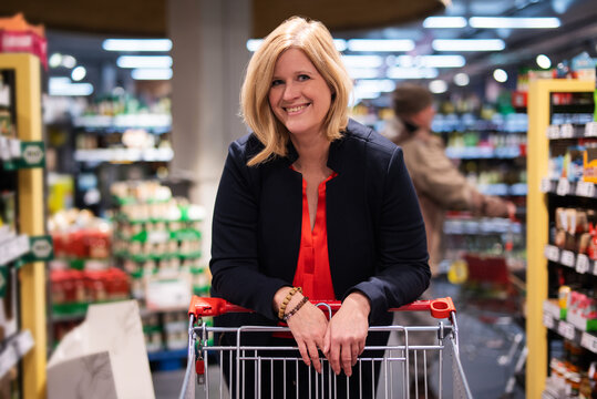 Frau im mittleren Alter beim Einkauf im Supermarkt 