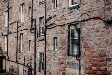 Hauswand mit Fenstern und Leitungen Edinburgh
