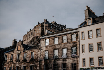 Fototapeta na wymiar Altes und Neues Gebäude Innenstadt Edinburgh