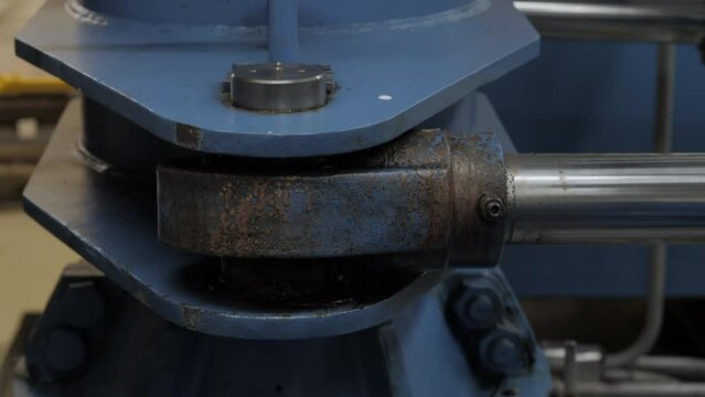 Steering gear of ship rolling in storm
