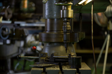 Thread cutting with a radial drilling machine