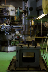 Thread cutting with a radial drilling machine