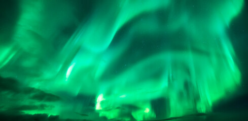 Auroras boreales sobre Jokulsarlon en Islandia