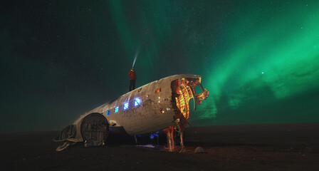 Aurora boreal sobre avión estrellado en Islandia