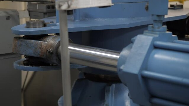 Steering gear of ship rolling in storm