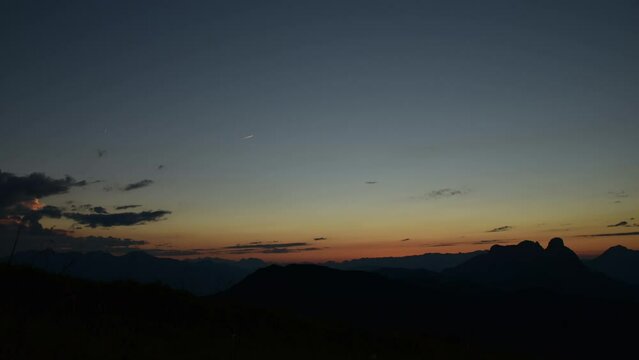 Zeitraffer Sonnenuntergang am Leobner in den Eisenerzer Alpen, BLick auf Rottenmanner Tauern, Totes Gebirge und Admonter Reichenstein, Steiermark