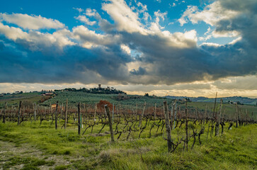 Paesaggio della campagna toscano in inverno con vista sui calanchi