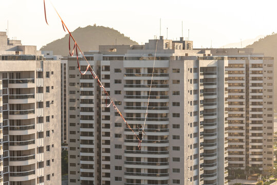 Man&Acirc;&nbsp;highlining&Acirc;&nbsp;between skyscrapers, Olympic Village, Barra&Acirc;&nbsp;Da&Acirc;&nbsp;Tijuca, Rio&Acirc;&nbsp;de&Acirc;&nbsp;Janeiro, Brazil