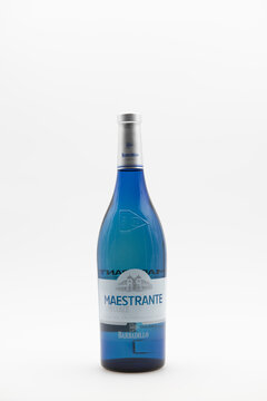 Jerez de la Frontera, Andaluc&iacute;a, Espa&ntilde;a, 24 de enero de 2023. Maestrante de Barbadillo, vino blanco semidulce de la tierra de C&aacute;diz botella 75 cl, aislado en blanco