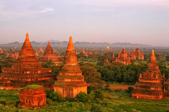 Pagan old temple city at the centre of the Land, 2000 pagodas out of all centurys can be here admire.