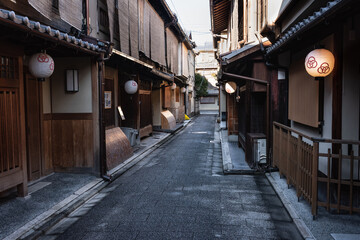 早朝の古都京都京町屋と石畳