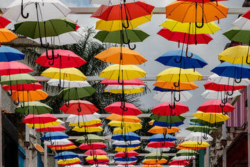 Guarda-chuvas cobrindo importante rua do centro de Campinas, São Paulo. - obrazy, fototapety, plakaty