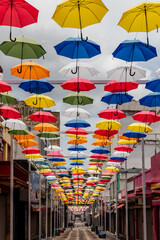 Fototapeta na wymiar Milhares de guarda-chuvas sobre a rua Treze de Maio em Campinas, São Paulo.