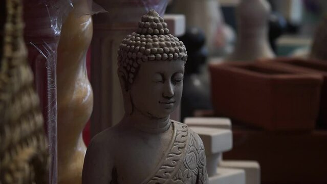 Buda Hind&uacute; rodeado de jarrones y otras artesan&iacute;as