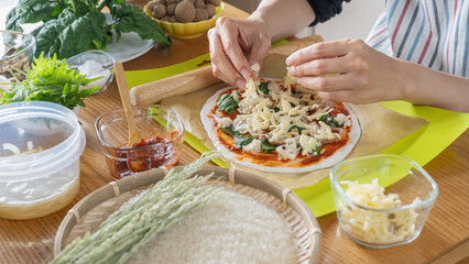 白米と米粉の生地｜米粉ピザを作る女性　イメージ