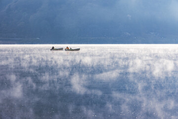 朝もやの中で漁