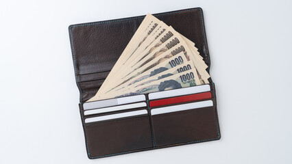 財布に入った日本の札束とカード