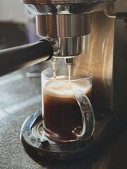 preparando café espresso en taza de cristal navidad frio mañana temprano desayuno
