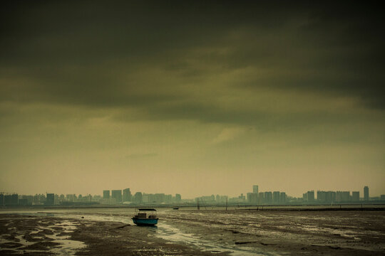 Low tide at the western border between Hong Kong and China.