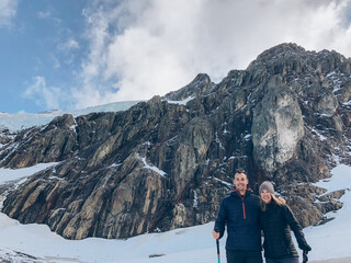 Obraz premium couple in winter mountains