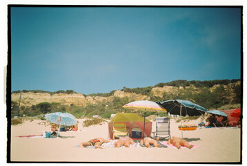 Naklejka premium Summer holidays tourists resting on the beach