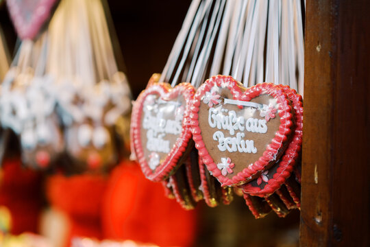 Gingerbread heart "Gr&uuml;&szlig;e aus Berlin" hanging on the Christmas market
