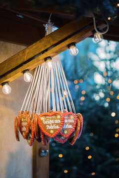 Gingerbread hearts "Gr&uuml;&szlig;e aus Berlin" hanging on the Christmas market