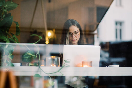 Woman working from a cafe on her laptop