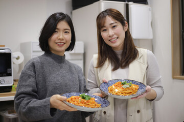 料理をする女性