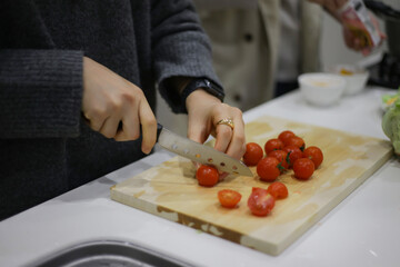 野菜を切る女性