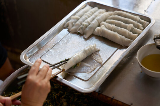 Delicious Chinese food, the process of making roll noodles by hand