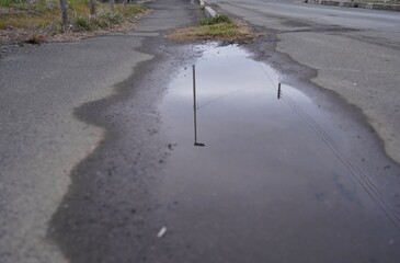 水溜りに映る街灯　電灯　雨　雨後　道路