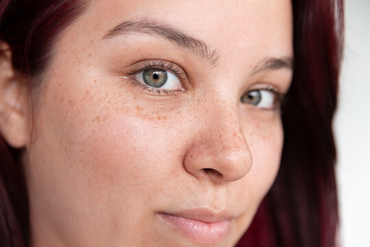 Young woman with green eyes looking at the camera