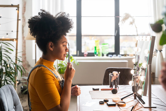 Make-up Influencer In Live Sreaming Process