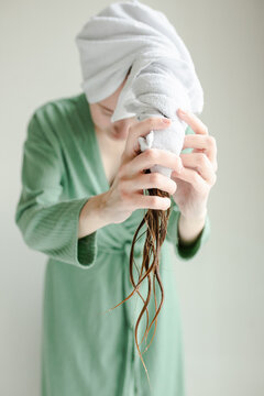 Dry wet hair using towel 