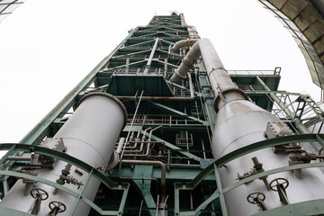 A tower for oil and gas refining