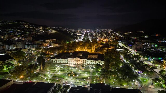Hyperlapse noturno da pra&ccedil;a central de Po&ccedil;os de Caldas - Mingas Gerais
