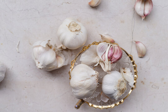 Raw garlic cloves