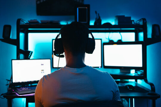 Gamer playing video games on multiscreen