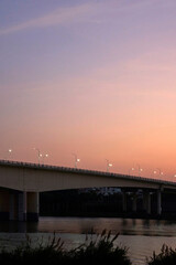 Obraz premium Closeup of the bridge by the river in the evening