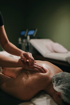  Massaging A Back At Spa