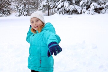 Fototapeta na wymiar girl throwing a snowball