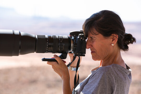 Fototapeta Woman shooting with a tele in Glen Ganyon